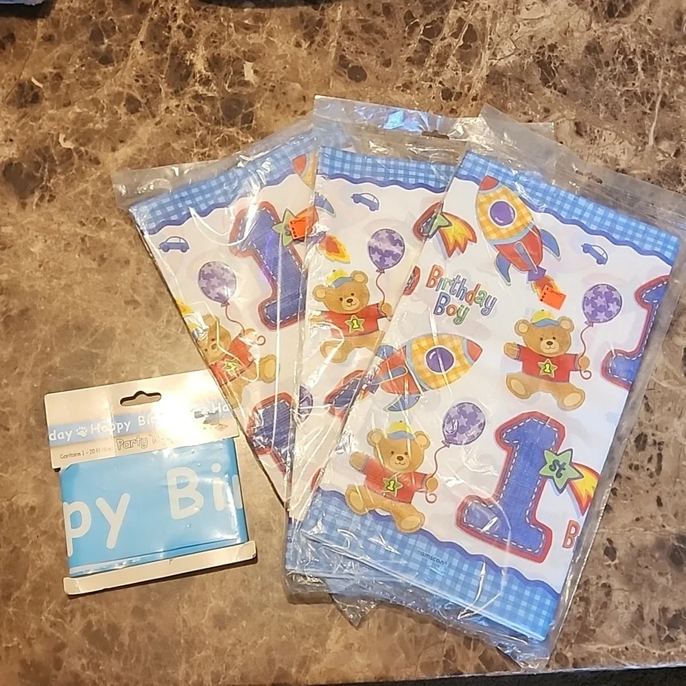 3 Paper tablecovers 